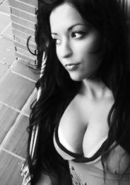 A morena mais gostosa da faculdade caiu no whatsapp