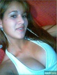 Putinha dos peitos durinhos tirando fotos quentes