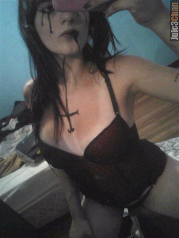 Taty a gótica gostosinha da facebook mostrando seu peitos