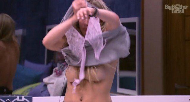 Aline BBB15 pagando peitinho quando de roupa fotos sem tarja