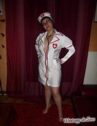 Coroa safada fantasiada de enfermeira caiu no whatsapp