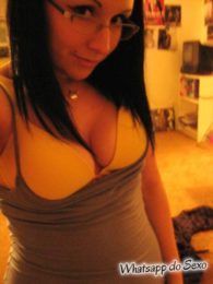 Nerd gostosinha caiu na net mostrando sua xoxotinha