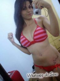 Morena deliciosa só de biquíni mostrando sua marquinha