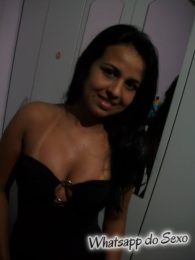 Novinha caiu no whatsapp porno com marquinha de biquíni