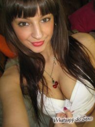 Morena peituda topou tirar fotos quentes pro whatsapp