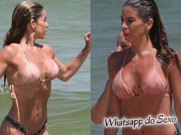 Danielle Winits pagando peitinho com biquíni transparente na praia