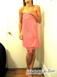 Caiu no whatsapp gostosinha só de toalha depois do banho