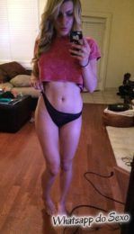 Loira de calcinha preta caiu no whatsapp mostrando a buceta