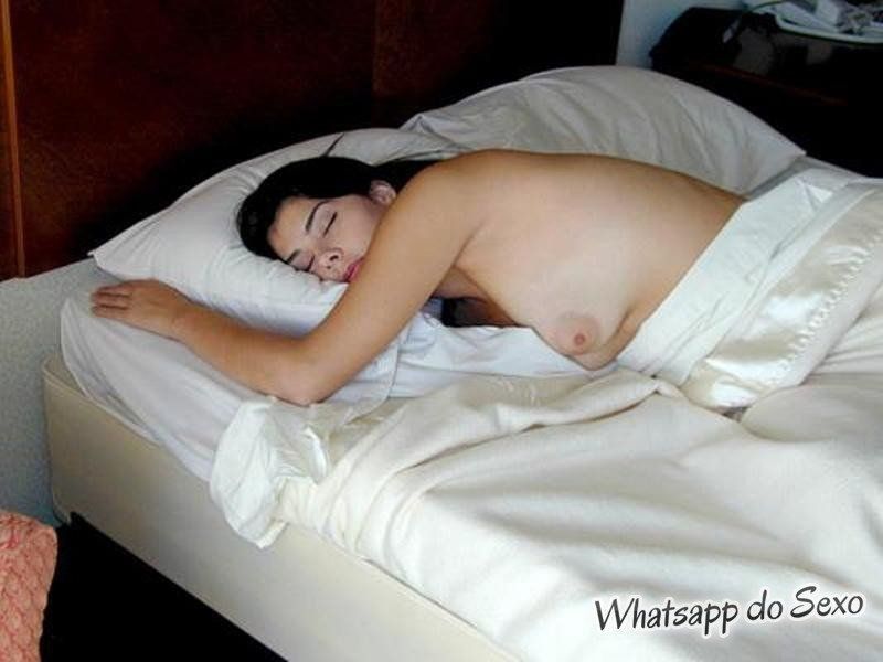 Novinha gostosa dormindo gostoso no quarto em seus lençois brancos (13)