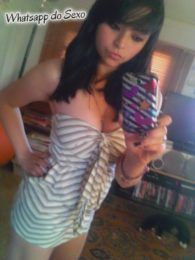 Ninfetinha oriental mostrando seus peitos redondo no espelho