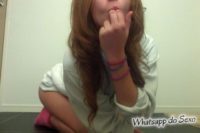 Novinha safadinha caiu no whatsapp enfiando o dedo no cuzinho