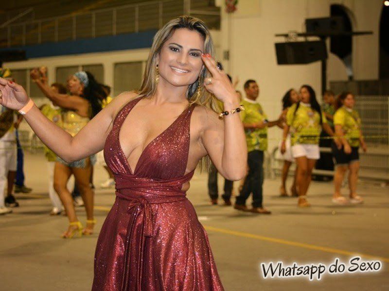 Márcia Imperator paga peitinho durante ensaio técnico do carnaval 2015