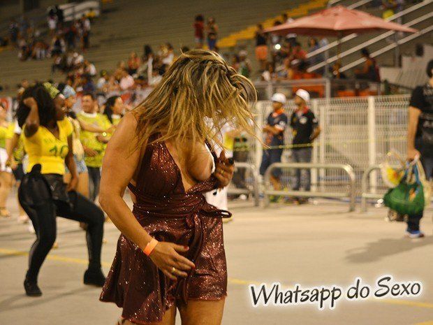 Márcia Imperator paga peitinho durante ensaio técnico do carnaval 2015