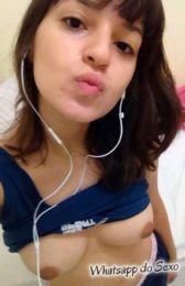 Ninfetinha mostrando os peitos e a buceta cabeluda no whatsapp