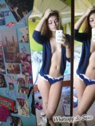 Novinha gostosa do whatsapp tirando selfie na frente do espelho
