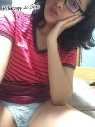 Morena de óculos e calcinha de renda azul pelada