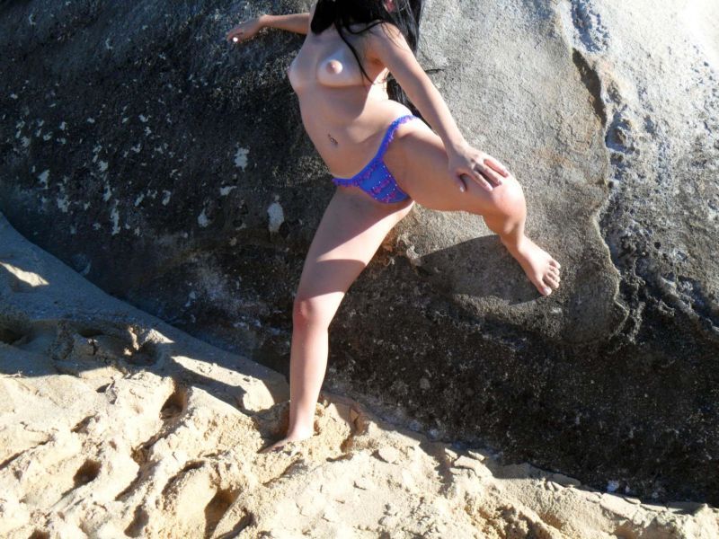 gostosa exibicionista pelada na cam e na praia de nudismo (21)