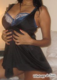 Morena cavalona se mostrando de camisola