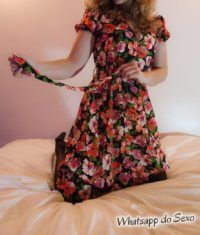 Gostosa de vestido florado chupando bem gostoso uma rola