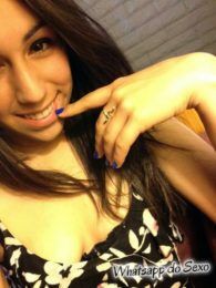 Morena gostosinha do whatsapp mostrando a bucetinha lisinha
