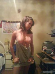 Ninfetinha dos peitos redondos e durinhos caiu no whatsapp