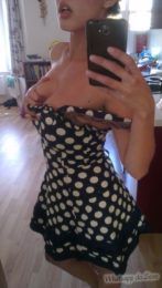 Morena de vestido curtinho mostrando a calcinha