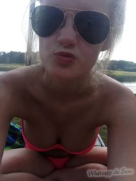 Gostosa de 22 anos caiu no whatsapp nua