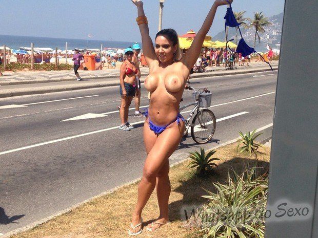Mulher Melão fazendo topless