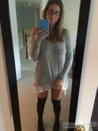 Fotos de uma morena muito gostosa mostrando os peitos