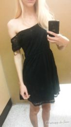 Novinha gostosa tirando fotos nua no provador