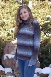 Vizinha peituda mostrando os peitos no quintal