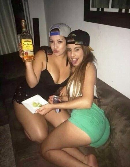 Safadas mostrando a garrafa do whisky, em outras fotos você vão ver o que elas vão fazer com esse whisky