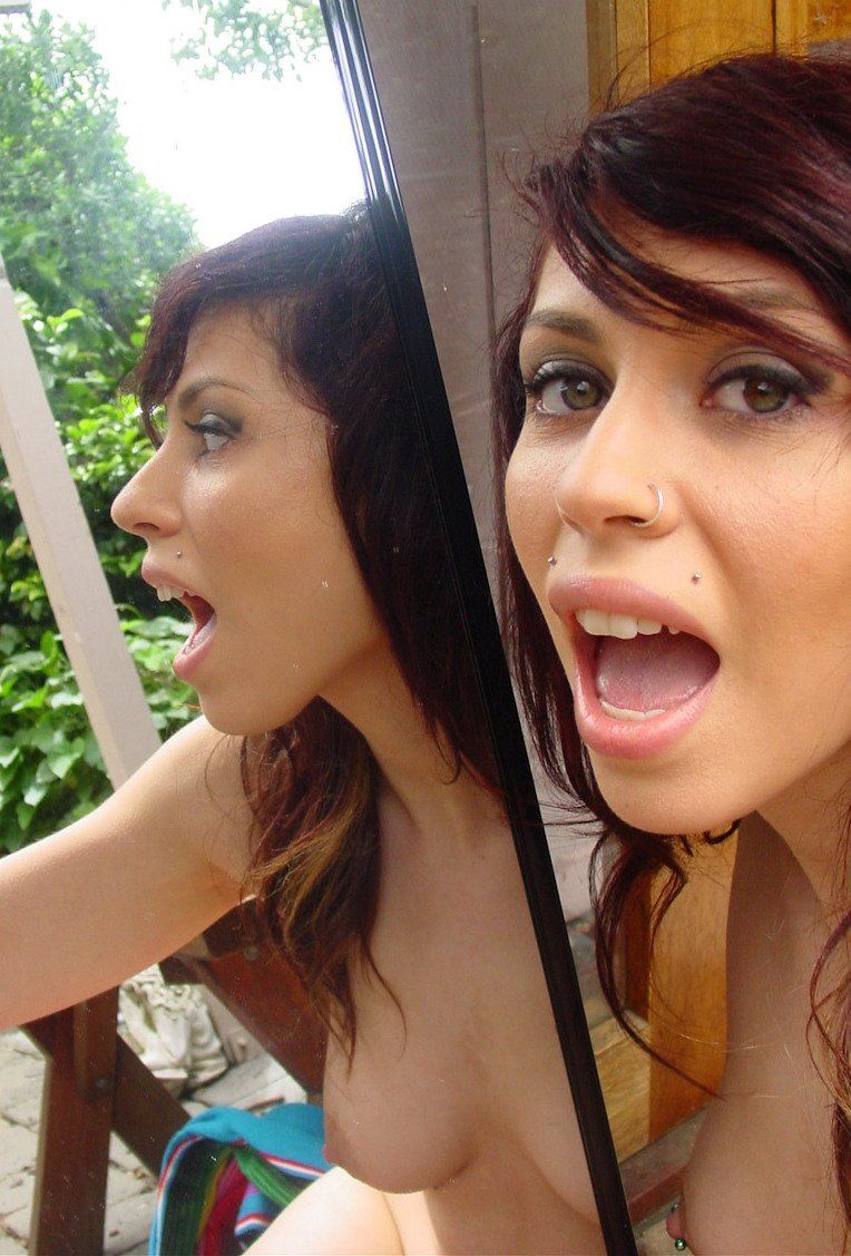 Gostosa tirando selfie no espelho pelada mostrando seus peitos
