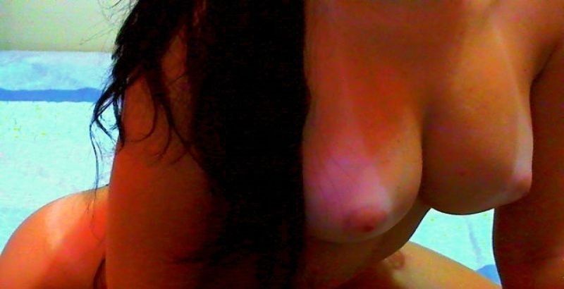 Manoela mostrando seus peitos com marquinha de biquini