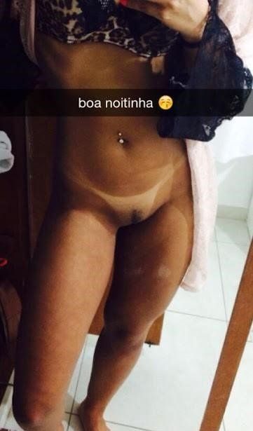 Gostosa mostrando sua buceta com marquinha de biquini