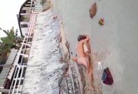 Flagra casal chapado transando na praia