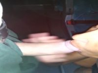 Noiada pagando um boquete no cobrador