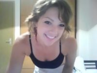 Novinha caiu no whatsapp dando show no seu quarto