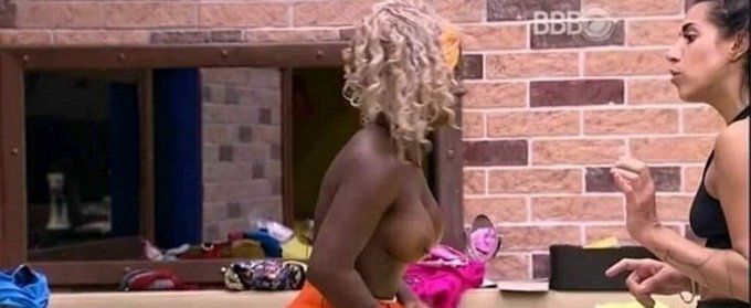 Fotos da Adélia do BBB 16 pagando peitinho (5)