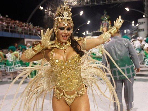 Viviane Araújo pelada no carnaval