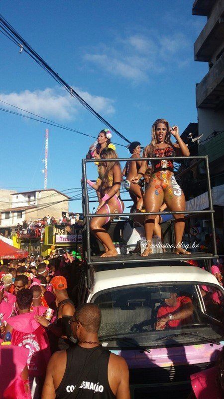 Gostosas nuas no bloco de carnaval 2017 da Bahia (2)