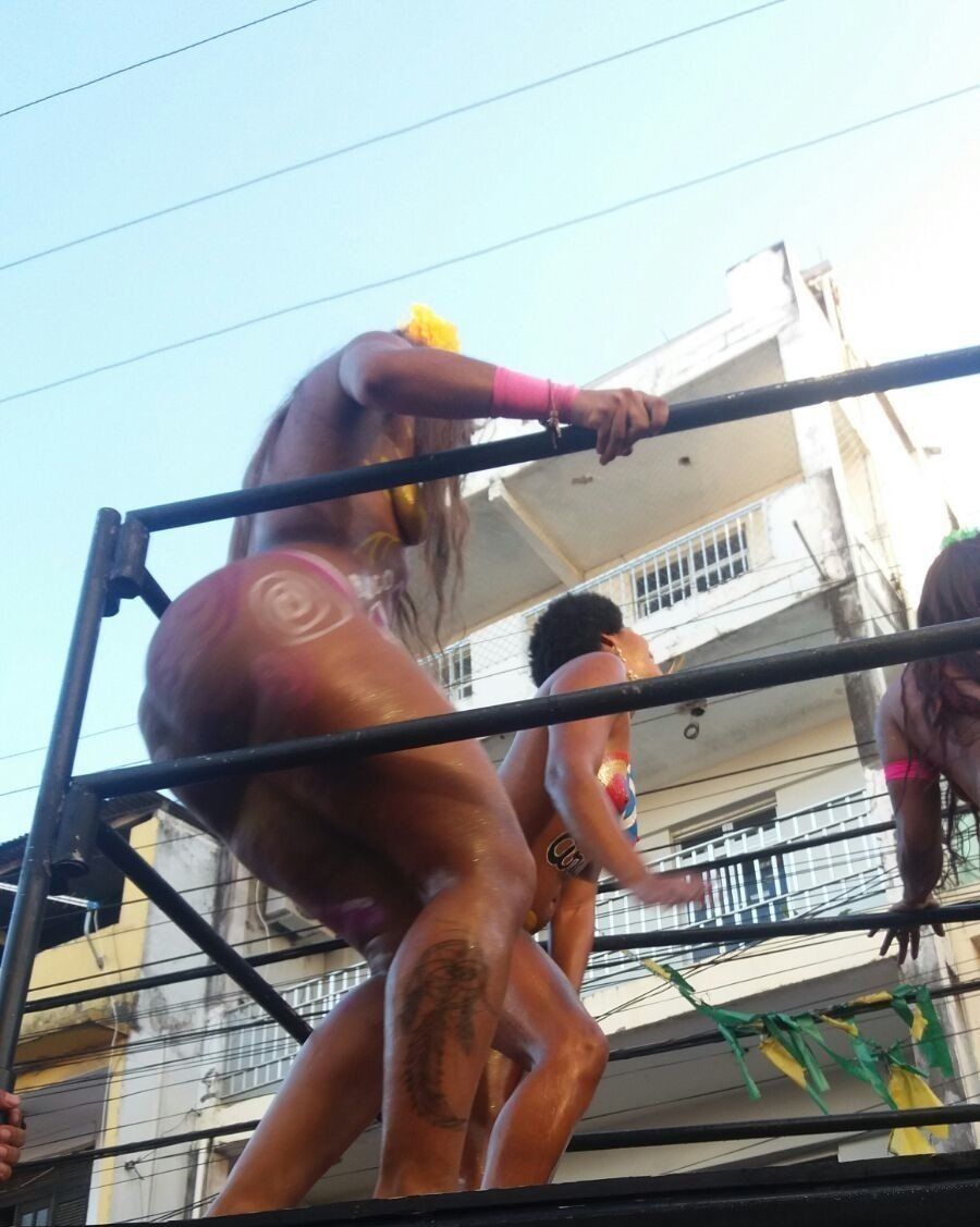 Gostosas nuas no bloco de carnaval 2017 da Bahia (3)