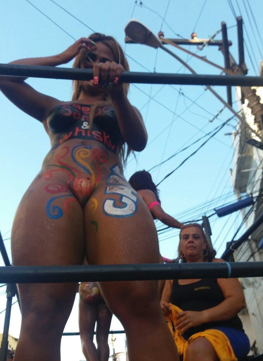 Gostosas nuas no bloco de carnaval 2017 da Bahia (7)