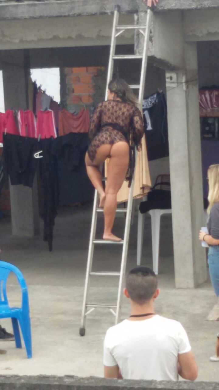 Mulher melão nua na favela caiu na net (12)