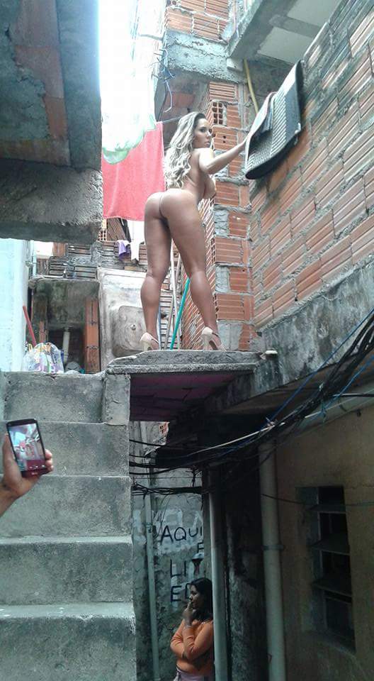Mulher melão nua na favela caiu na net (18)