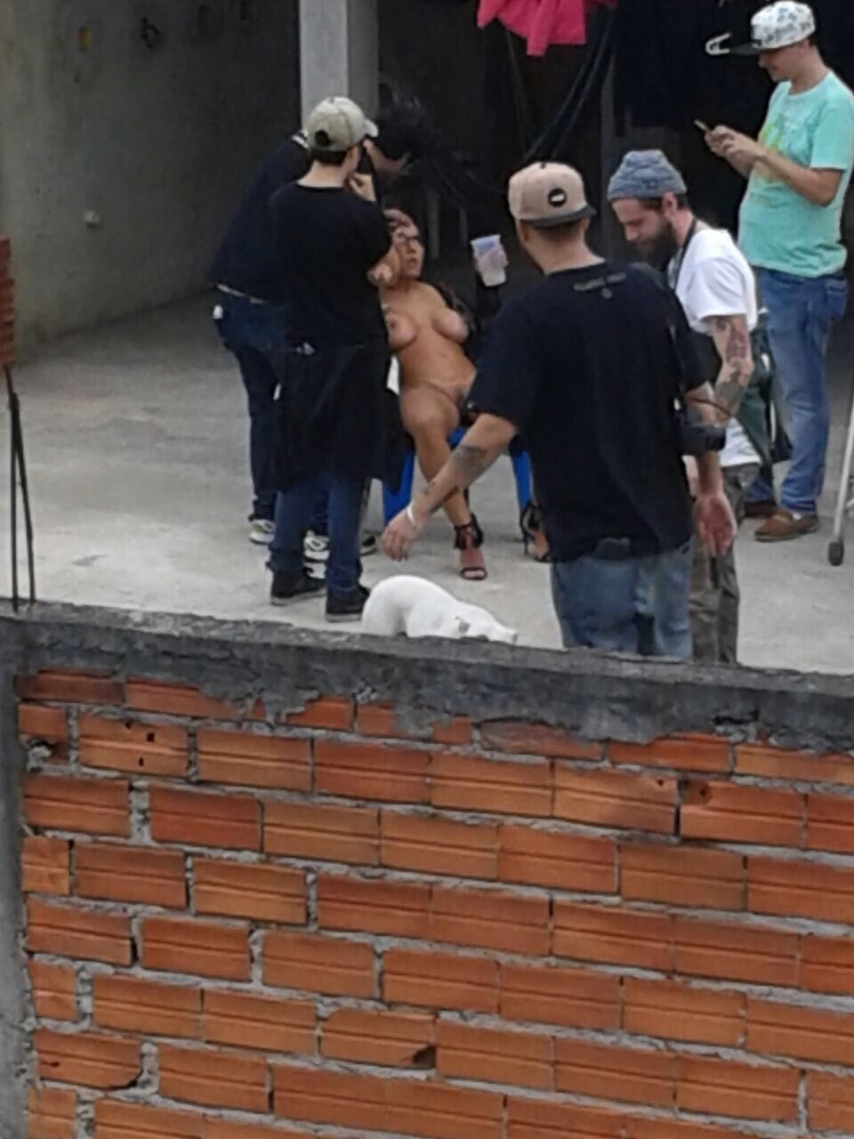 Mulher melão nua na favela caiu na net (7)