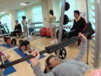 Japonesas transando na academia