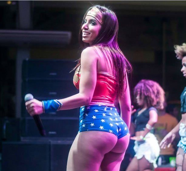 Anitta nua em super seleção de fotos dessa gostosa