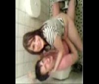 Novinha dando no banheiro