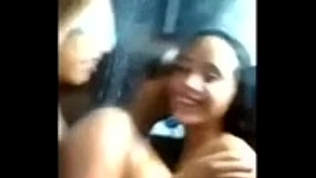 Vídeo do whatsapp com duas novinhas safadas tomando banho